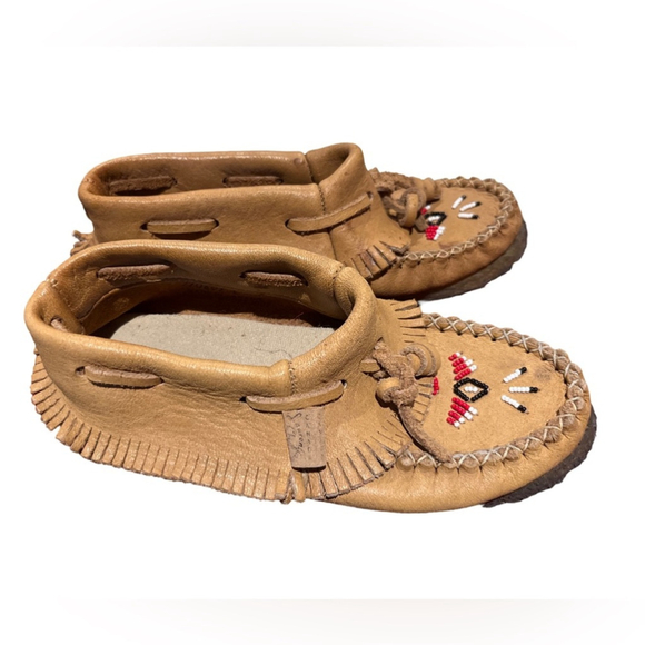 Laurentian Chief Moccasins, fringed, fringed flap, beaded. - size 4.5 - Picture 2 of 5